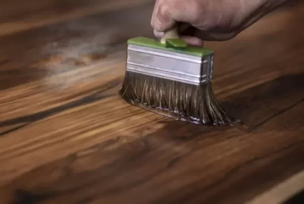 Jak można wyeliminować ślady pędzla podczas lakierowania powierzchni?