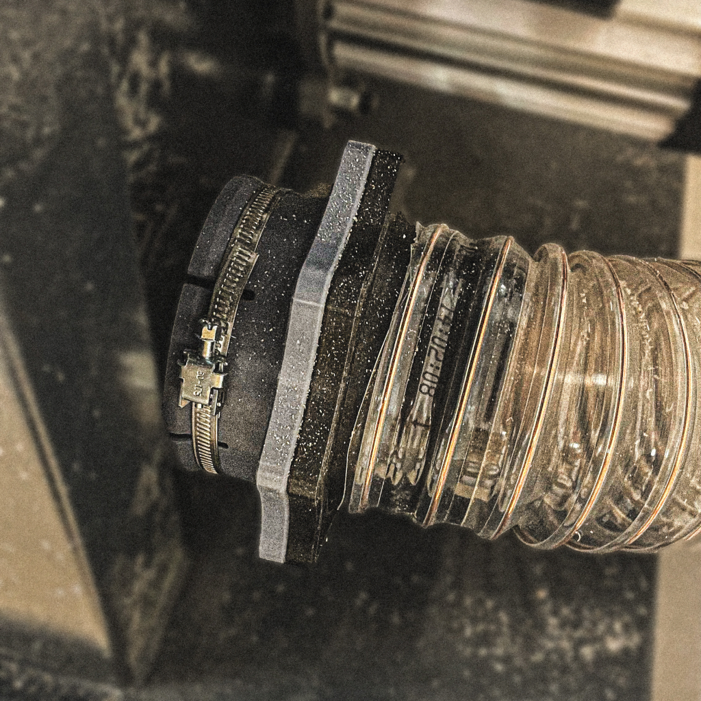 Magnetyczne złącze do odciągu trocin i wiórów