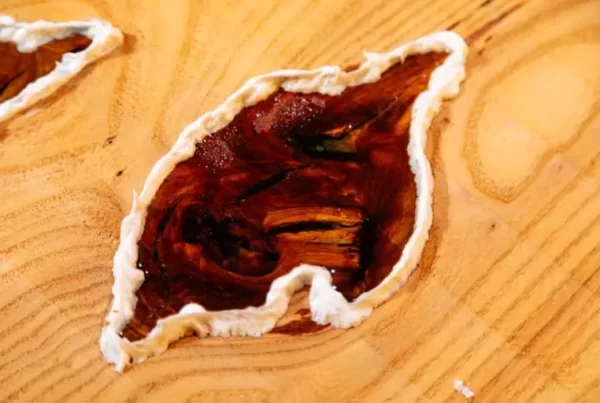 Oszczędzanie żywicy epoksydowej w produkcji stołów żywicznych – jak wykorzystać drewniane wypełnienie?