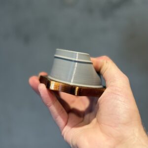 MAGSNAP – model FLEX. To odpowiedź na potrzeby najbardziej wymagających warsztatów, gdzie standardowe rozwiązania to za mało. Konstrukcja bazuje na sprawdzonej sile magnesów neodymowych i szybkości systemu MAGSNAP, a jej nową cechą jest rewolucyjna elastyczność zastosowanej tulei